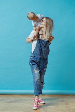 Güzel anne küçük oğluyla poz veriyor.