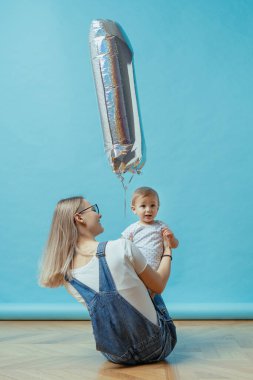 Kadınlar ilk doğum gününü çocuğuyla kutlar.