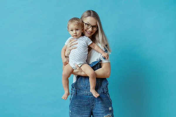 Glückliche Mutter posiert mit ihrem kleinen Sohn — Stockfoto