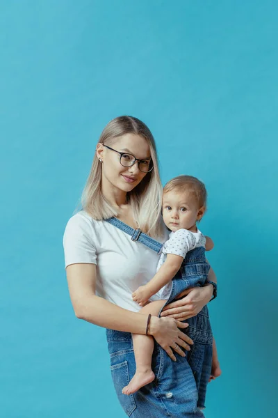 Glückliche Mutter posiert mit ihrem kleinen Sohn — Stockfoto