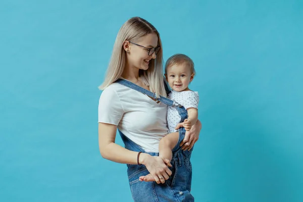 Glückliche Mutter posiert mit ihrem kleinen Sohn — Stockfoto