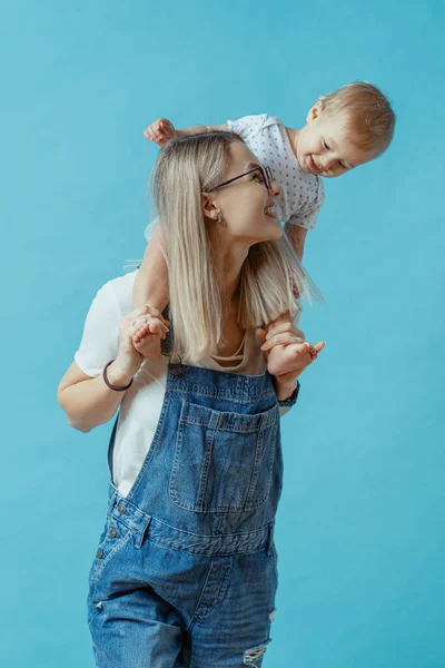 Schöne Mutter posiert mit ihrem kleinen Sohn — Stockfoto