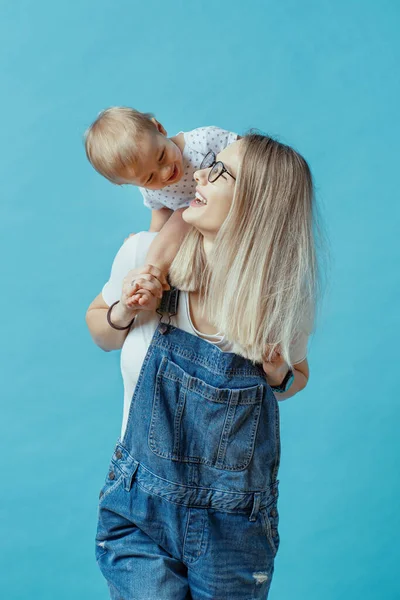 Schöne Mutter posiert mit ihrem kleinen Sohn — Stockfoto