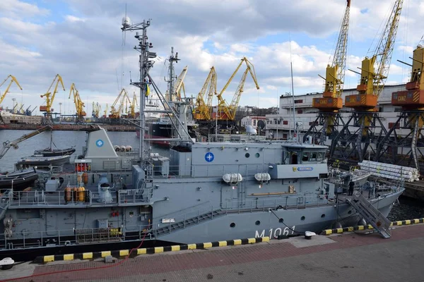 军事船舶北约在海港敖德萨 图库图片