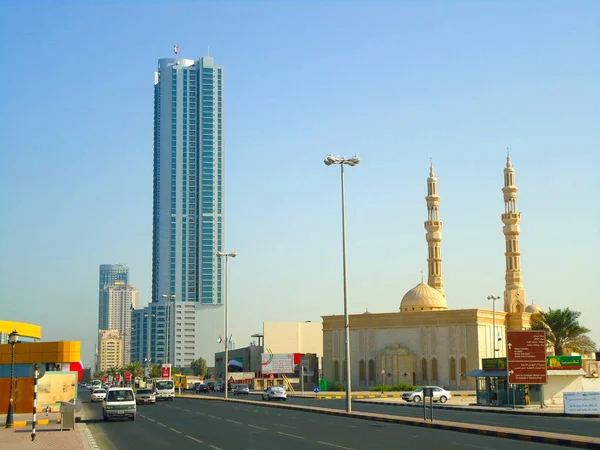 Felhőkarcoló és mecsetet, Sharjah — Stock Fotó