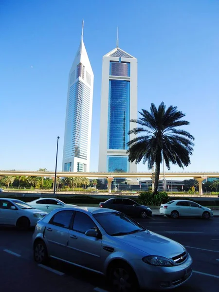 Emirates towers oraz road w Dubaju — Zdjęcie stockowe