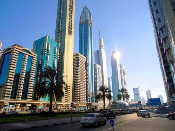 Drapacze chmur i ulicy w Dubai Financial center Stany Zjednoczone Emiraty Arabskie — Zdjęcie stockowe