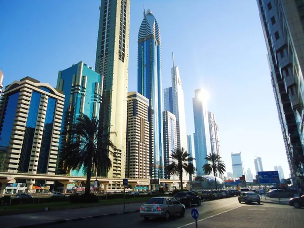 Arranha-céus e rua em Dubai Centro financeiro Emirados Árabes Unidos — Fotografia de Stock