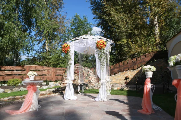 Hermosas decoraciones de arco de boda — Foto de Stock
