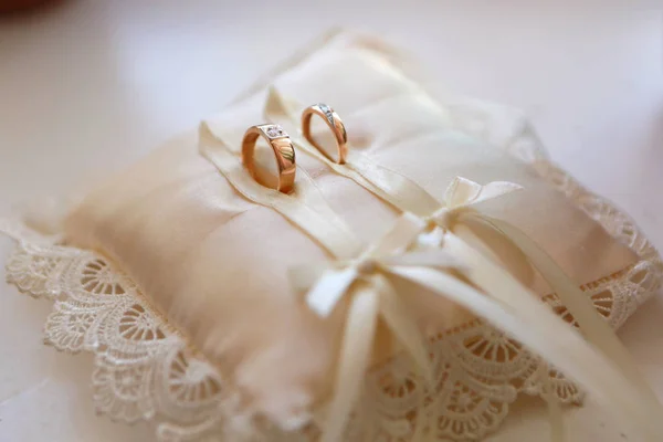 Gold wedding rings — Stock Photo, Image