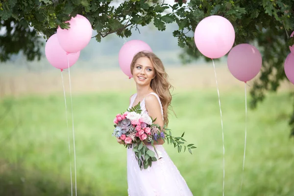 Красивая молодая невеста — стоковое фото