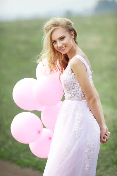 Belle fille avec des ballons — Photo