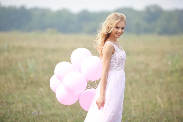 Gyönyörű lány rózsaszín ruhában — Stock Fotó