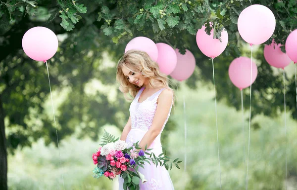 Belle mariée avec un bouquet — Photo