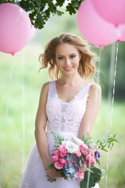 Belle mariée avec un bouquet — Photo