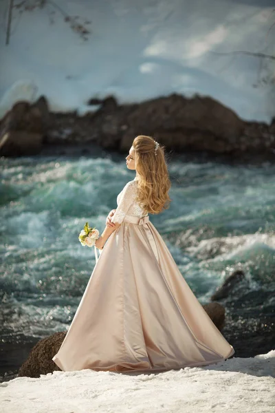 아름다운 드레스를 입은 아가씨 — 스톡 사진