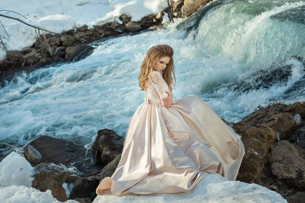 Doğada elbiseli kız