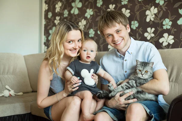 Portrait de famille avec un enfant — Photo