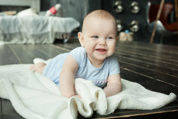 白い小さな赤ちゃん — ストック写真