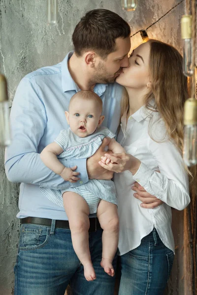 Famille heureuse avec un enfant — Photo