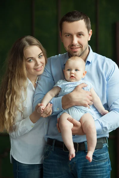 Šťastná rodina s dítětem — Stock fotografie
