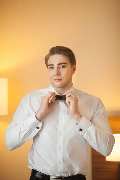 Retrato de un hombre con camisa — Foto de Stock