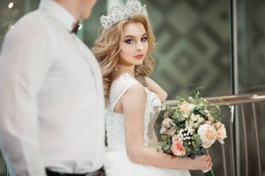 Güzel genç yeni evliler