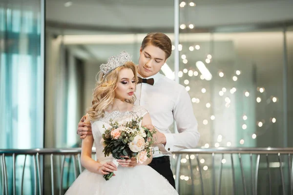 Belos jovens recém-casados — Fotografia de Stock