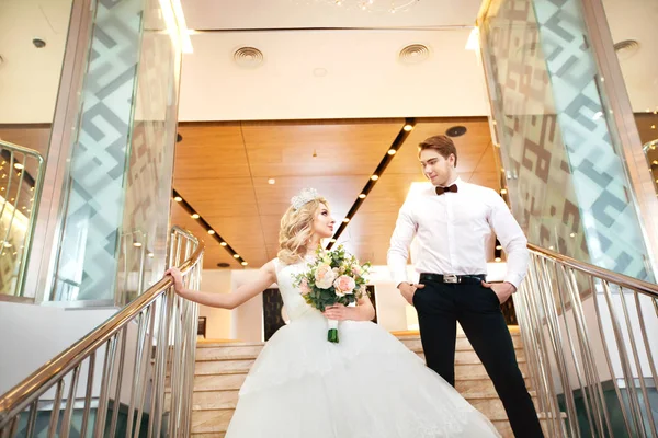 Belos jovens recém-casados — Fotografia de Stock