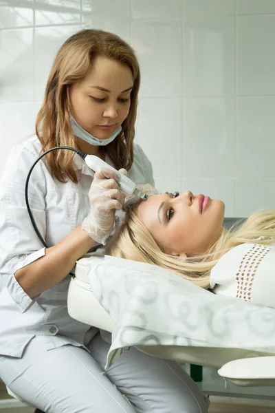 Chica en cosmetología — Foto de Stock