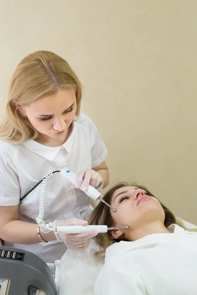 Chica limpiando su cara — Foto de Stock