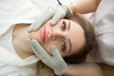 Kız onun yüzüne temizlik