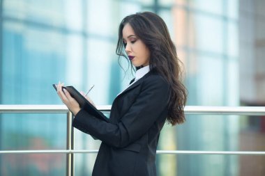 siyah ceketli genç kız