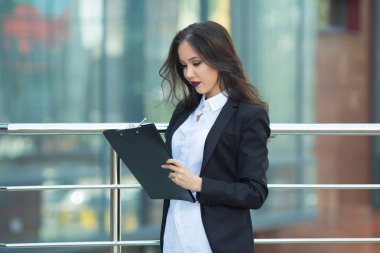 siyah ceketli genç kız