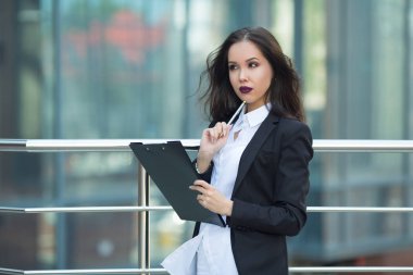 siyah ceketli genç kız