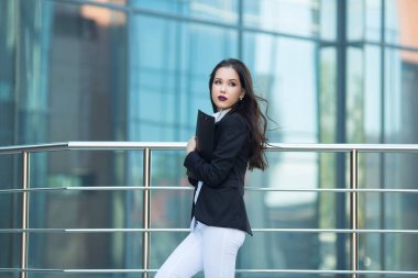 siyah ceketli genç kız