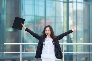 gülümseyen güzel genç kız 