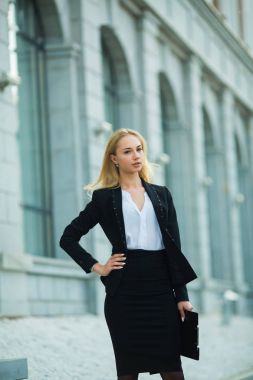 Siyah ceketli güzel genç kız