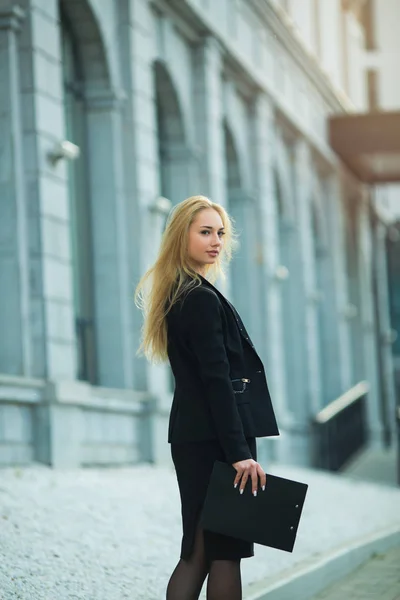 Bela menina em uma jaqueta preta — Fotografia de Stock
