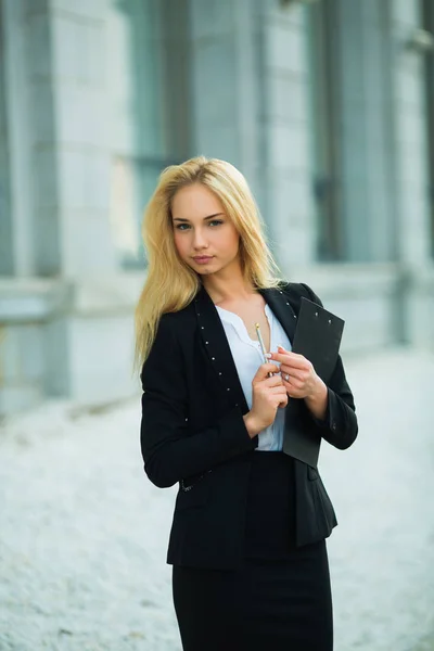 Schönes junges Mädchen in einer schwarzen Jacke — Stockfoto