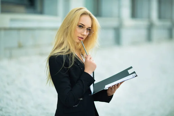 Schönes junges Mädchen in einer schwarzen Jacke — Stockfoto