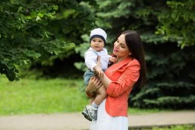 Koyu renk gözleri ile küçük bir çocuk
