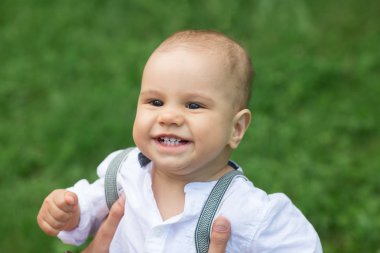 Küçük bir hoş tabaklanmış çocuk portresi