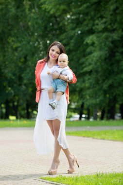 Koyu renk gözleri ile küçük bir çocuk