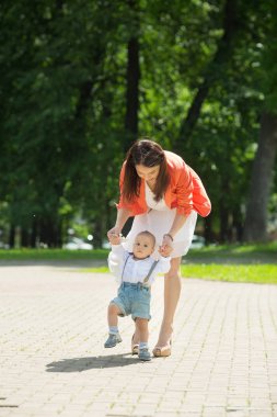 Koyu renk gözleri ile küçük bir çocuk