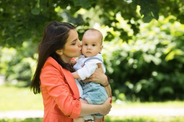 Koyu renk gözleri ile küçük bir çocuk