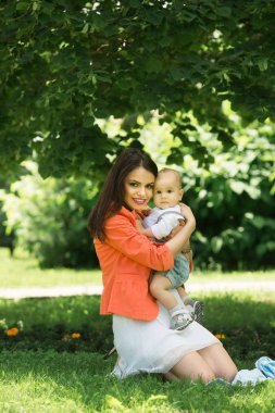 Koyu renk gözleri ile küçük bir çocuk