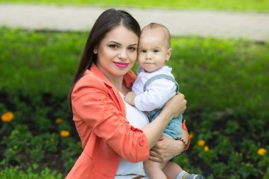 Koyu renk gözleri ile küçük bir çocuk