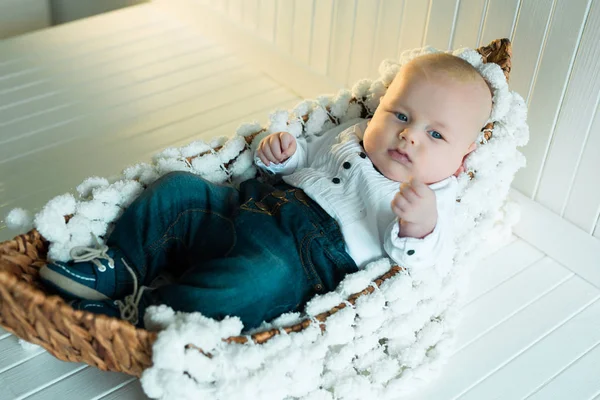 Vakre lille baby – stockfoto