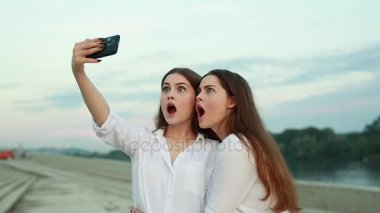 Güzel genç kız ikiz 